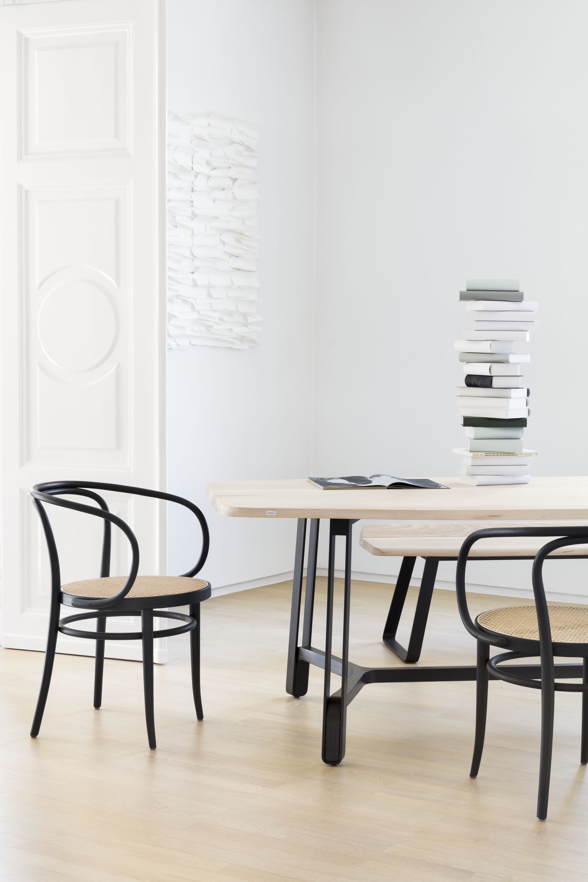明るい空間に置かれたTHONET 209